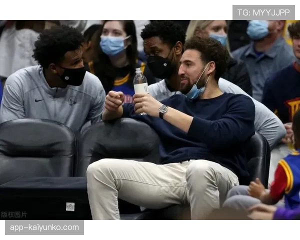 乔丹·汤普森训练完直接啃鸡胸肉，这自律我真看不下去了