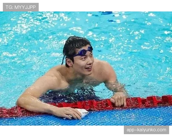 汪顺训练完直接啃鸡胸肉，这自律看得我手里的薯片不香了